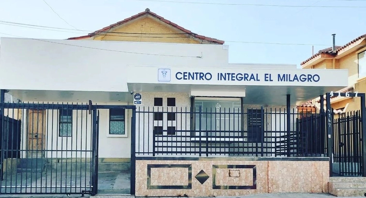 Fachada de la clínica